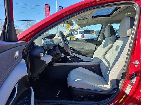 Used 2022 Hyundai Elantra Limited image 13