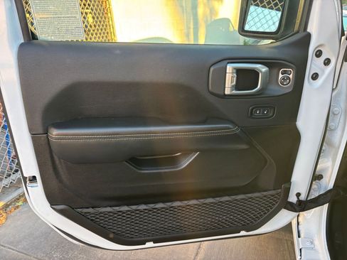 Used 2025 Jeep Wrangler Sahara image 20