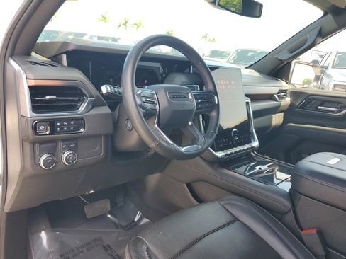 Used 2025 GMC Yukon Denali RWD image 14