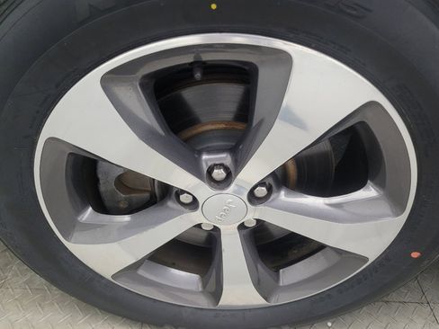 Used 2019 Jeep Cherokee Limited image 31