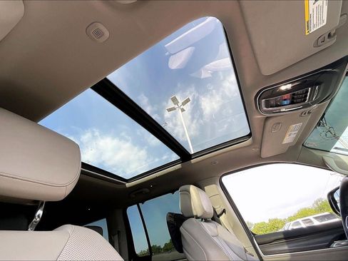Used 2023 Jeep Wagoneer L Series III w/ Premium Group I AWD/4WD image 31