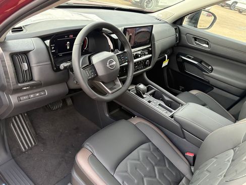 New 2026 Nissan Pathfinder Platinum FWD image 12