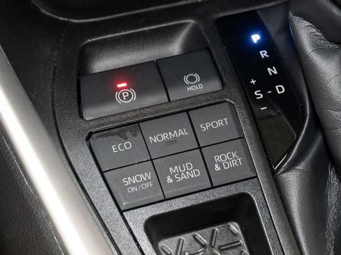 Used 2020 Toyota RAV4 XLE w/ XLE Grade Weather Package AWD/4WD image 21