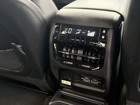 Used 2023 Jeep Grand Cherokee L Limited w/ Luxury Tech Group II AWD/4WD image 18