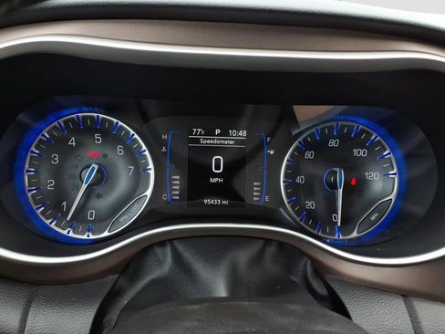 Used 2022 Chrysler Voyager LX FWD image 12