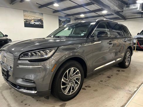 Used 2023 Lincoln Aviator AWD image 3