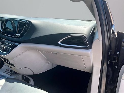 Used 2023 Chrysler Pacifica Touring-L FWD image 18