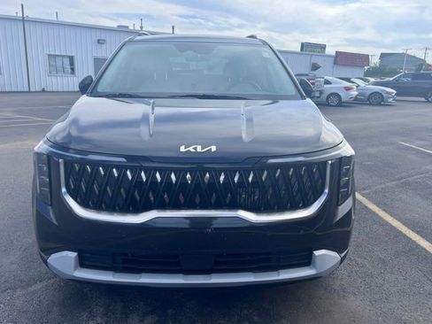 Certified 2025 Kia Carnival EX FWD image 3