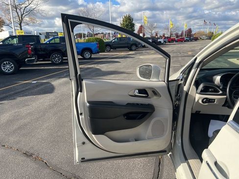 Used 2021 Chrysler Pacifica Touring-L image 8