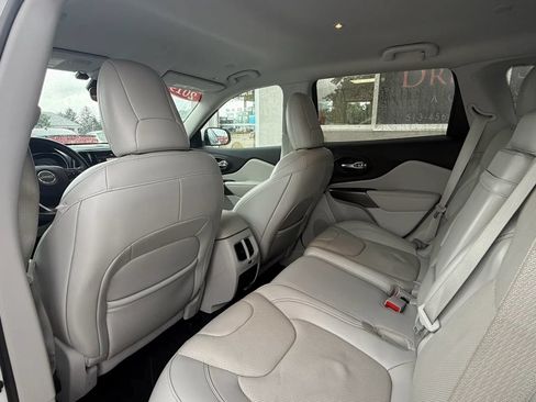 Used 2019 Jeep Cherokee Limited w/ Luxury Group FWD image 11