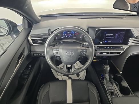 Used 2025 Toyota Camry SE FWD image 11