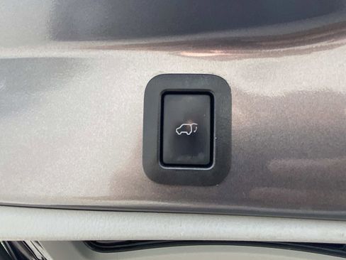 Used 2019 Toyota Highlander XLE image 9