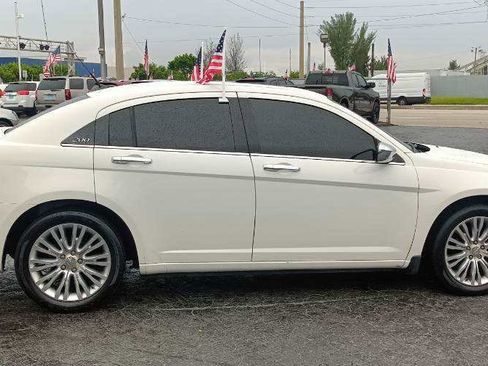 Used 2011 Chrysler 200 Limited image 9