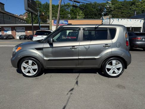 Used 2011 Kia Soul ! FWD image 4