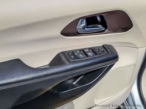 Used 2023 Chrysler Voyager LX FWD image 15