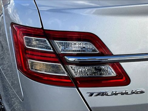 Used 2018 Ford Taurus Limited image 26