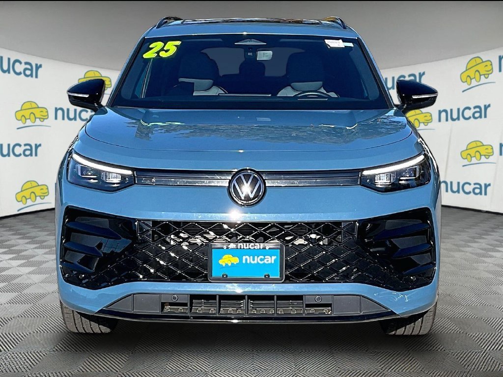 Used 2025 Volkswagen Tiguan SE R-Line AWD/4WD image 2