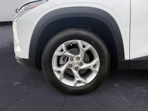 Used 2025 Chevrolet Trax LS w/ LS Convenience Package FWD image 14