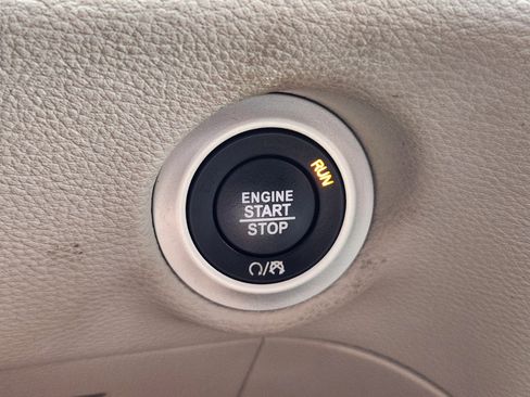 Used 2023 Chrysler Pacifica Limited FWD image 22