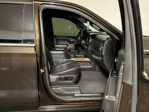 Used 2019 Chevrolet Silverado 1500 High Country w/ Technology Package AWD/4WD image 35