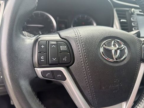 Used 2019 Toyota Highlander Limited FWD image 31