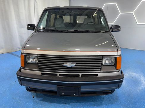 Used 1990 Chevrolet Astro LT image 2