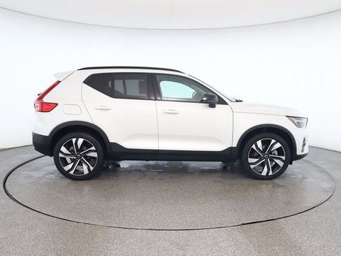 Used 2024 Volvo XC40 B5 Plus w/ Climate Package image 6