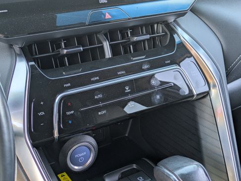 Used 2021 Toyota Venza XLE image 24