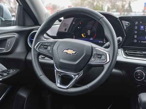 Used 2025 Chevrolet Trax LT w/ LT Convenience Package image 14