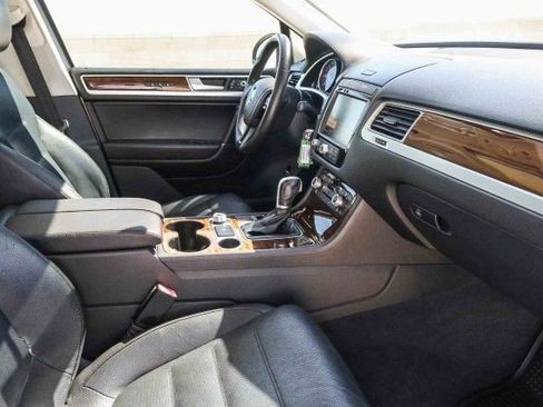 Used 2016 Volkswagen Touareg TDI image 12