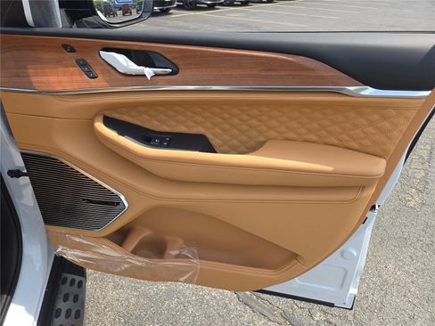 New 2025 Jeep Grand Cherokee Summit image 7