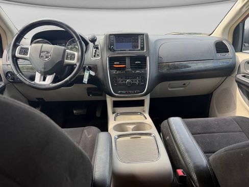 Used 2011 Dodge Grand Caravan Crew w/ Entertainment Group 1 FWD image 25
