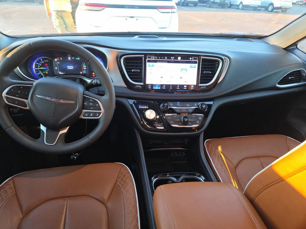 Used 2024 Chrysler Pacifica Pinnacle FWD image 3