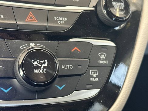 Used 2024 Chrysler Pacifica Limited FWD image 29