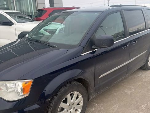 Used 2016 Chrysler Town & Country Touring image 7