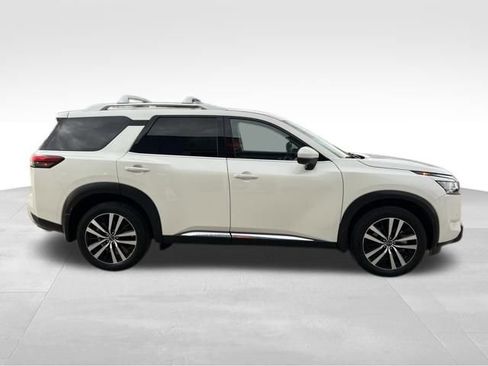 Used 2024 Nissan Pathfinder Platinum image 10