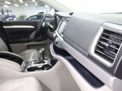 Used 2018 Toyota Highlander XLE AWD/4WD image 32