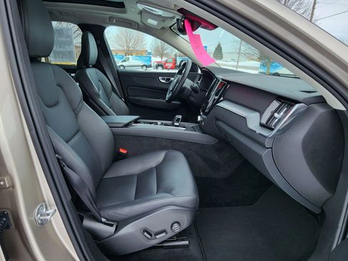 Used 2025 Volvo XC60 B5 Core image 17