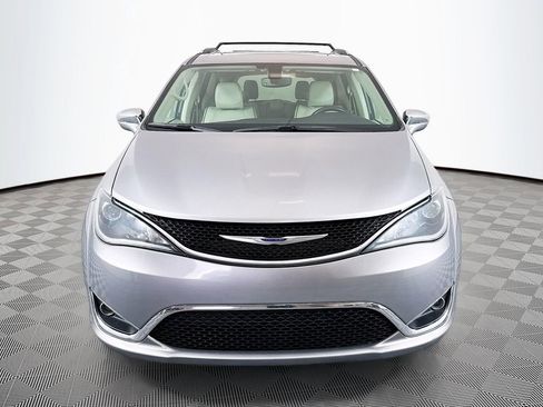 Used 2020 Chrysler Pacifica Limited FWD image 2