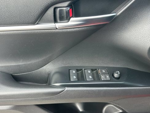 Used 2019 Toyota Camry SE FWD image 11
