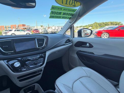 Used 2017 Chrysler Pacifica Limited FWD image 16