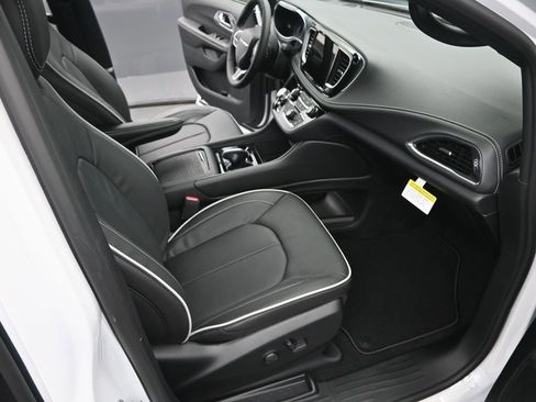 New 2026 Chrysler Pacifica Limited image 17