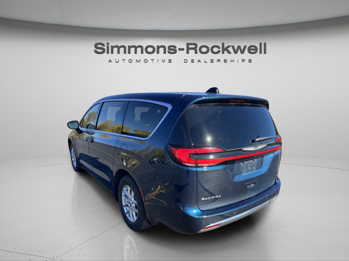 Used 2025 Chrysler Pacifica Select FWD image 3