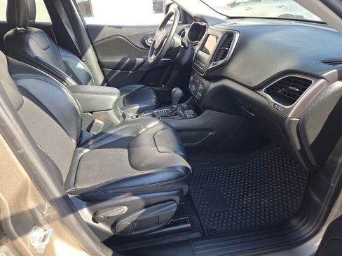 Used 2019 Jeep Cherokee Latitude Plus w/ Comfort/Convenience Group image 6