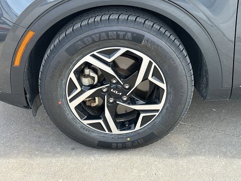 Used 2023 Kia Sportage LX image 3