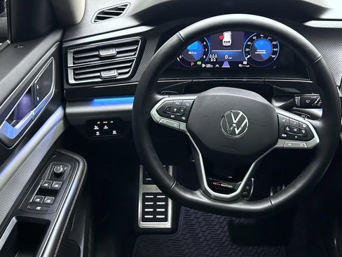 Used 2025 Volkswagen Atlas Peak Edition SE AWD/4WD image 12