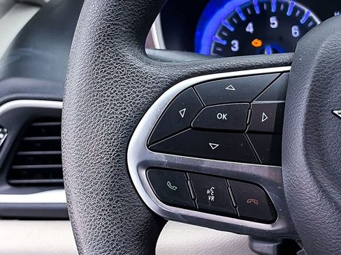 Used 2017 Chrysler Pacifica Touring FWD image 24