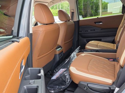 New 2026 Nissan Pathfinder Platinum FWD image 5