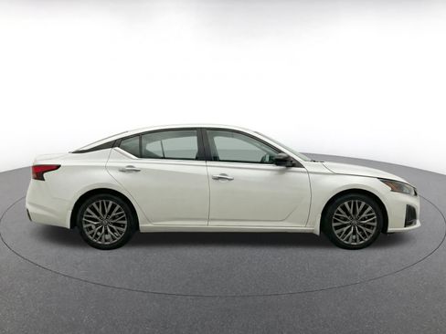 Used 2025 Nissan Altima 2.5 SV FWD image 10