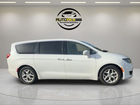 Used 2018 Chrysler Pacifica Touring Plus w/ Tire & Wheel Group FWD image 8